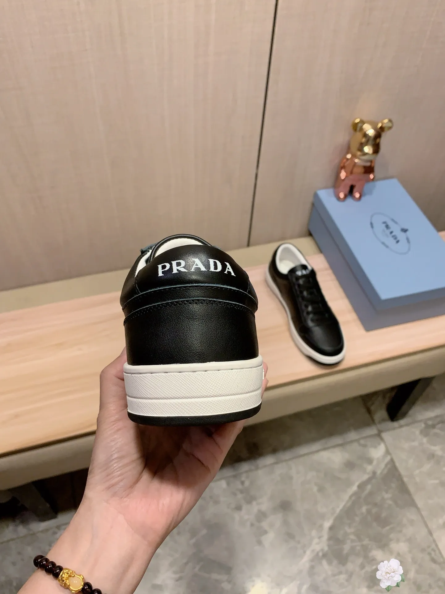 Men's Men's Shoes💰442💰💰🎩🎩[Lightning][Lightning] "PRADA*" The latest and most popular casual shoes, top brand [seduce] luxury ~ purchasing agency, top quality ~. [Strong] The upper is made of imported breathable cowhide material ➕ breathable sheepskin feet (•) with fine workmanship. The original stylish and stylish soft rubber wear-resistant and non-slip outsole is light and comfortable on the feet. The real thing looks better when photographed in real life. 226: code: 38-44, white and black 4️⃣ colors selected